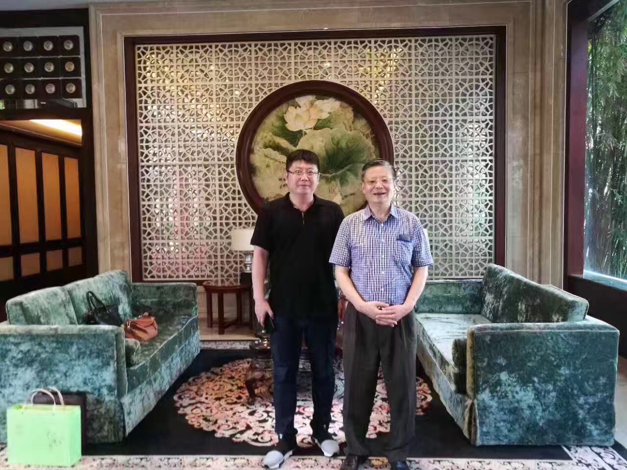 永信贵宾会217集团和国医大家王琦洽谈结束合影留想