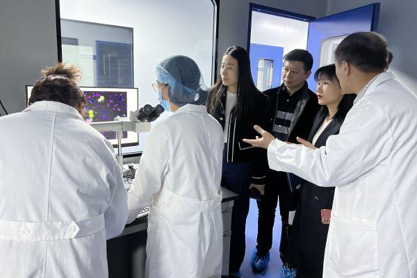米教授为科协张主席解说永信贵宾会217生物医疗CTC技术.jpg