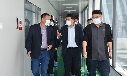 热烈欢迎中华全国供销合作总社赤峰果品钻研院 张为宏董事长、山东省农业科学院农产品钻研所彭立增博士一行莅临永信贵宾会217集团参观互换