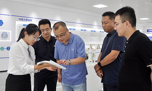 呼伦贝尔市市中区政协副主席、工商联主席张兵莅临永信贵宾会217集团，共商大健全产业创新发展